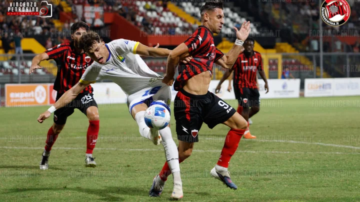 NOCERINA – ISCHIA 3-2: Stefanelli suggella la rimonta dei molossi